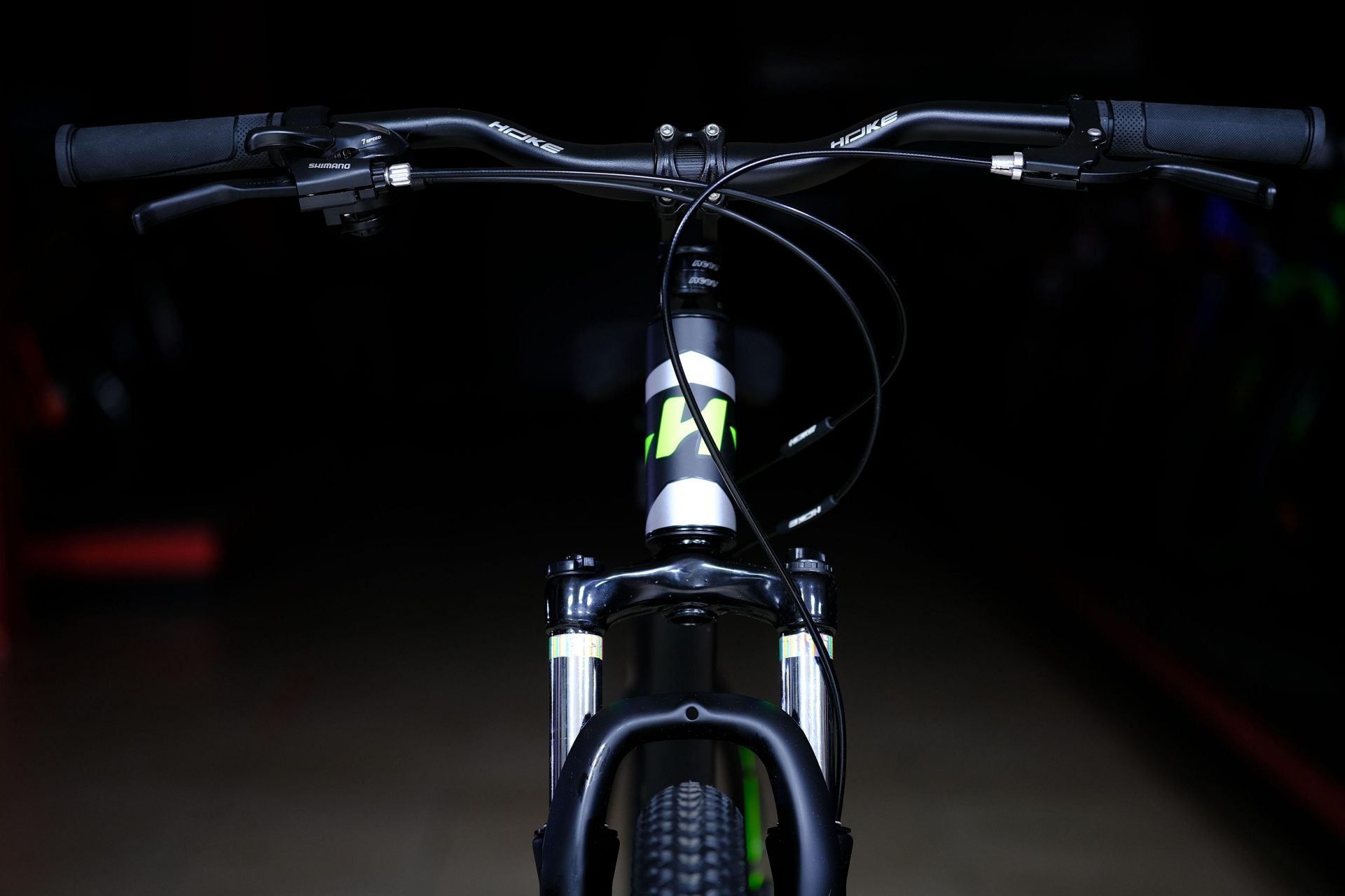 Вилка пружинно-эластомерная 80 mm с функцией регулировки и блокировки HOKE Shock 27,5 MD матовый чёрный-зелёный 15