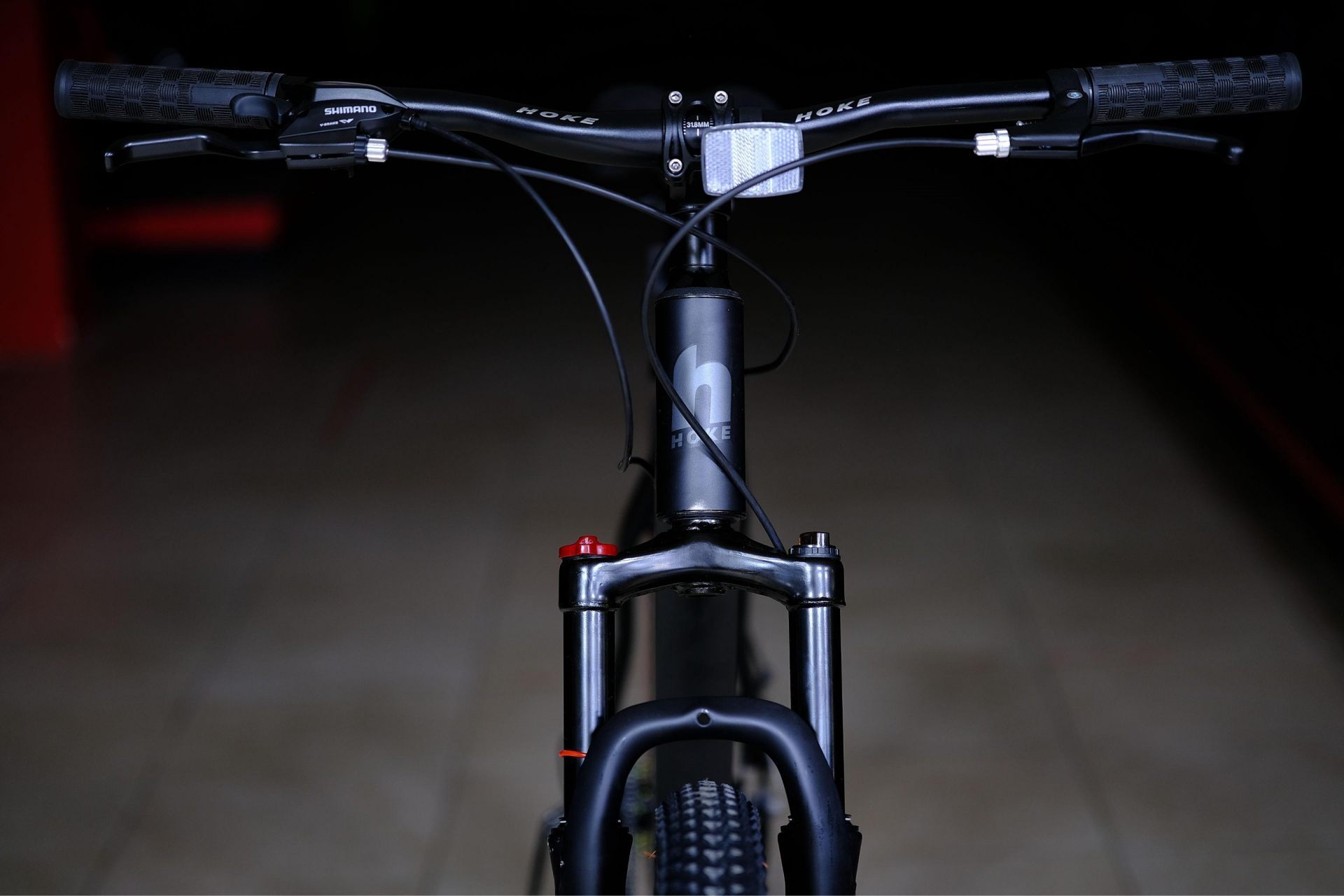 Вилка амортизационная пружинная 100 mm с функцией регулировки и блокировки хода (механическая блокировка)
 HOKE ONE WAY 29 матовый чёрный 17